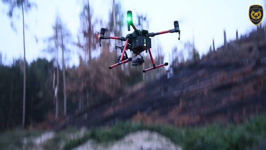 Video: Dron najde, hasič zlikviduje. Ohniska v Českém Švýcarsku shora